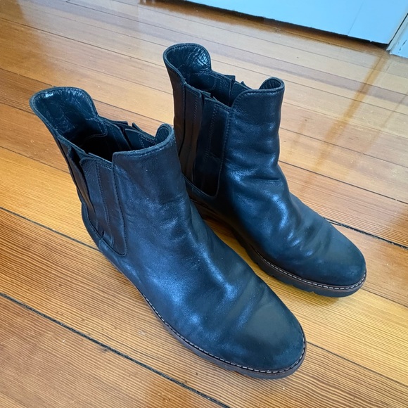 Stuart Weitzman Soft Leather Chelsea Boots Size 7.5 B Black With Brown Trim - Picture 2 of 14